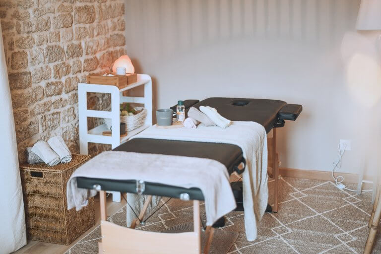 table de massage cabinet naturopathie soin bien-être détente à Niort