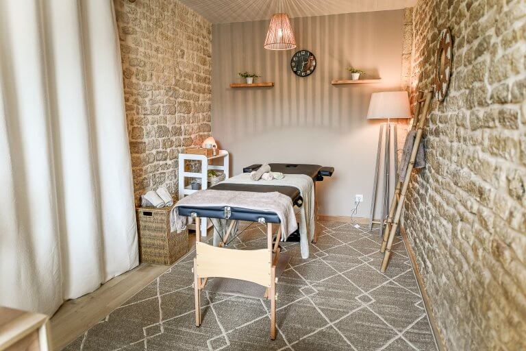 cabinet de naturopathe avec table de massage ambiance bien-être et relaxation à Niort