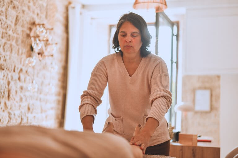 Karine Bouzcri massage naturopathique séance bien-être soin à Niort