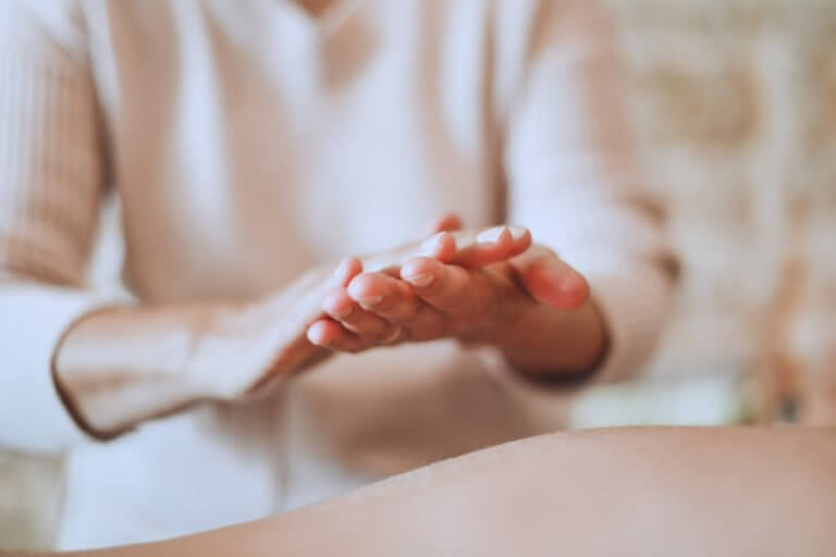 application huile massage naturopathique geste soin bien-être à Niort