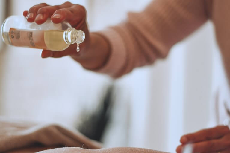 huile naturelle massage naturopathie soin bien-être application à Niort